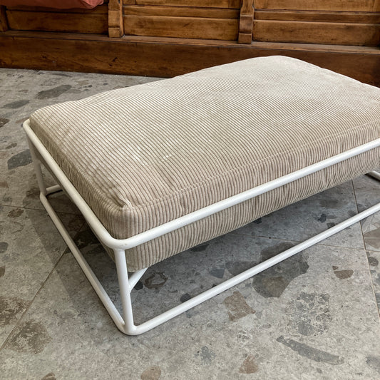 Lit design en acier et velours côtelé gris clair