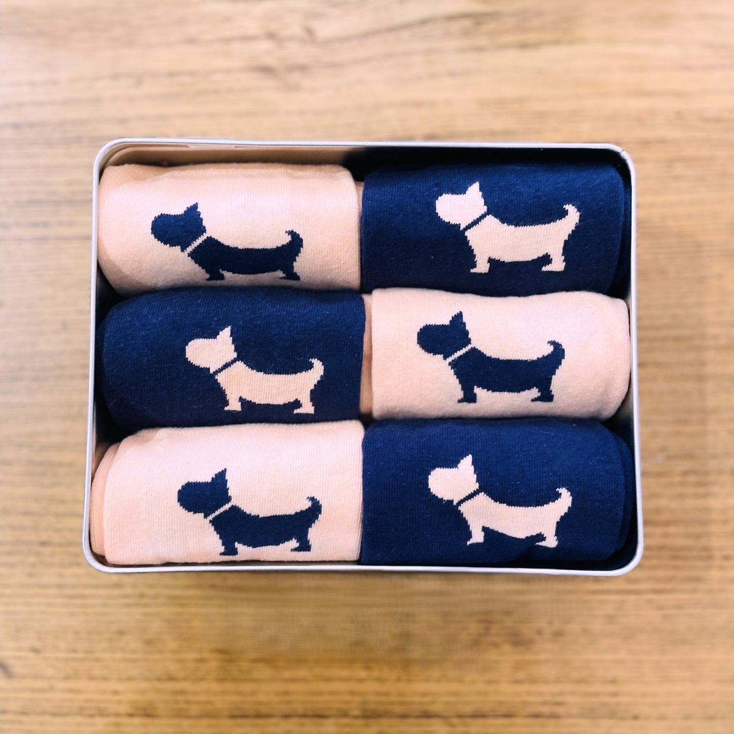 Chaussettes roses chien bleu