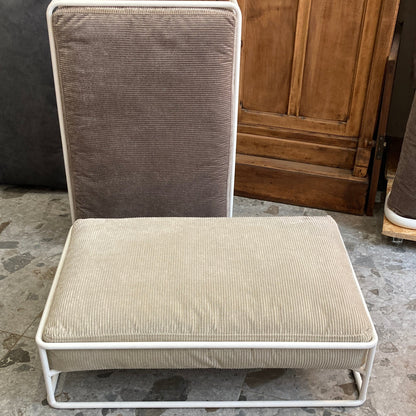 Lit design en acier et velours côtelé gris clair