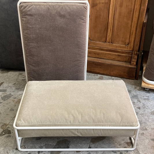 Lit design en acier et velours côtelé gris clair