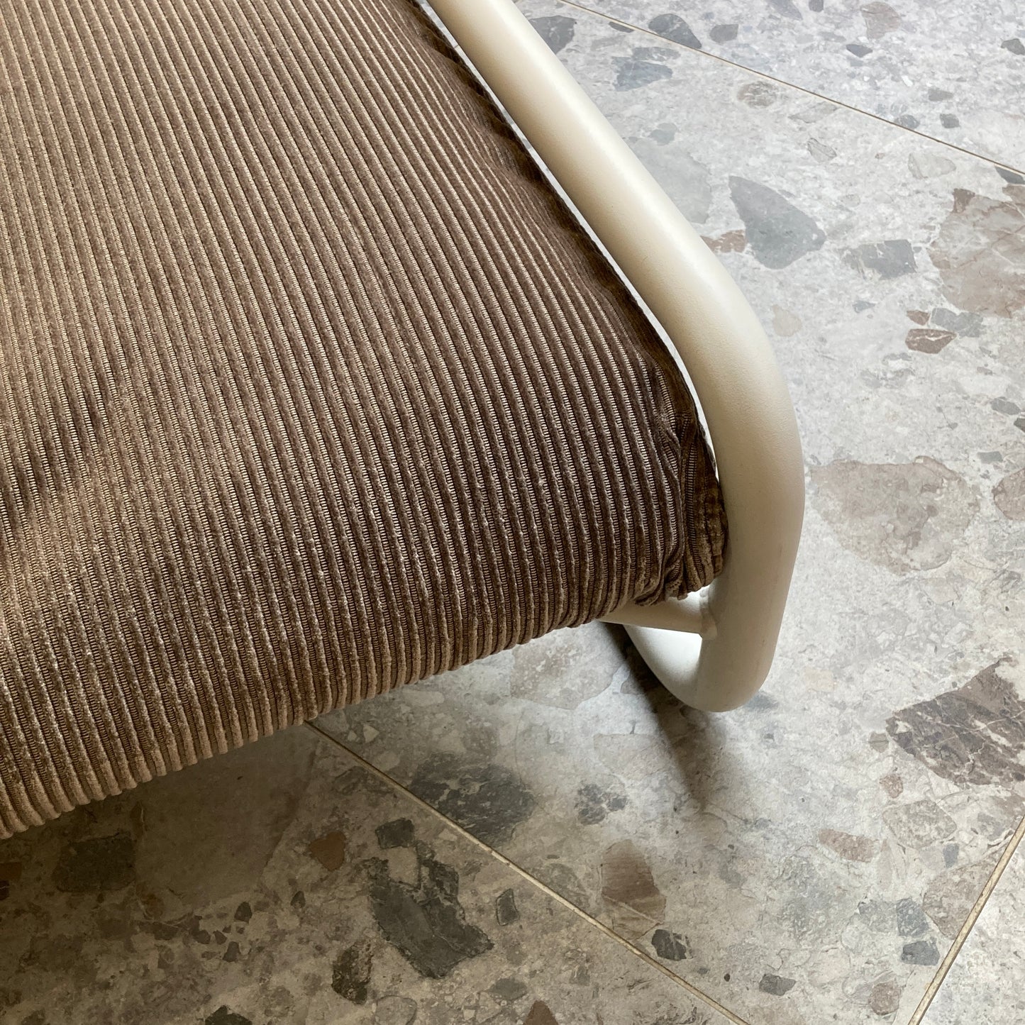 Lit design à suspension en acier et velours côtelé gris anthracite