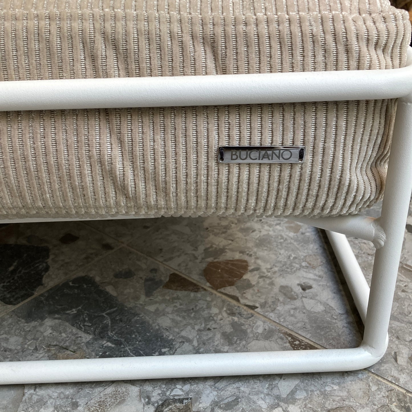 Lit design en acier et velours côtelé gris clair